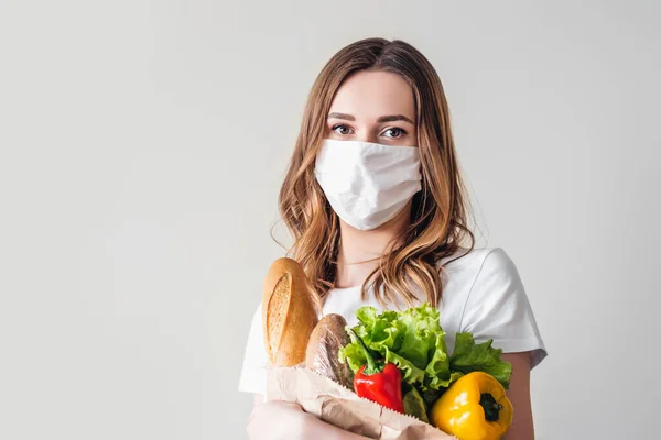 Young Woman Medical Mask Holds Paper Bag Food Fruits Vegetables — Fotografia de Stock