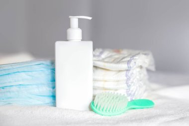 Vücut kremi, tarak, tek kullanımlık bebek bezi ve bebek bezi. Bebek bakımı. Hayatın ilk günleri. Beslenme ve annelik