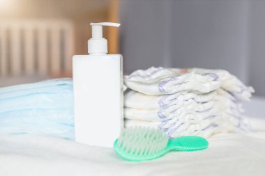 Vücut kremi, tarak, tek kullanımlık bebek bezi ve bebek bezi. Bebek bakımı. Hayatın ilk günleri. Beslenme ve annelik