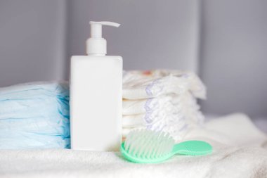 Vücut kremi, tarak, tek kullanımlık bebek bezi ve bebek bezi. Bebek bakımı. Hayatın ilk günleri. Beslenme ve annelik