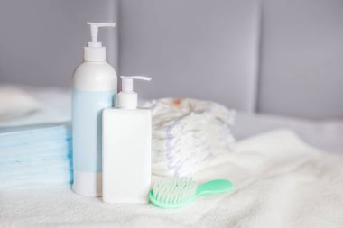 Vücut kremi, tarak, tek kullanımlık bebek bezi ve bebek bezi. Bebek bakımı. Hayatın ilk günleri. Beslenme ve annelik