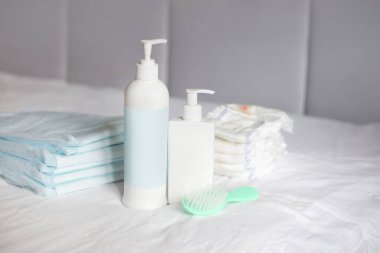 Vücut kremi, tarak, tek kullanımlık bebek bezi ve bebek bezi. Bebek bakımı. Hayatın ilk günleri. Beslenme ve annelik