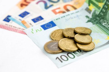Euro para banknotları ve fotokopi alanında seyahat pasaportu. Düşük maaş. Toplu ödemeler