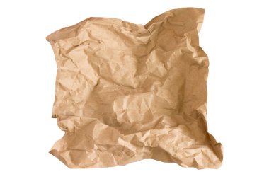 Beyaz arka planda izole edilmiş bej bir kağıt parçası. Buruşuk el işi kağıdı arka planı