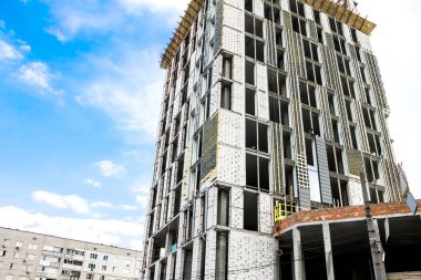 Bir ofis ve ticari bina inşa etme süreci, inşaat süreci, kaplama ve cephe yalıtımı, tuğla yüksek bina