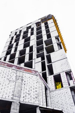 Bir ofis ve ticari bina inşa etme süreci, inşaat süreci, kaplama ve cephe yalıtımı, tuğla yüksek bina