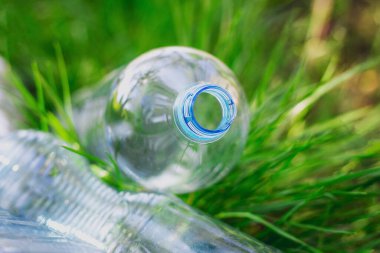 Çimlerdeki plastik şişeler, çevre kirliliği, çevresel sorunlar, plastik ekolojik sistemin tahrip edilmesi. Çöp, çöp.