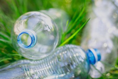 Çimlerdeki plastik şişeler, çevre kirliliği, çevresel sorunlar, plastik ekolojik sistemin tahrip edilmesi. Çöp, çöp.