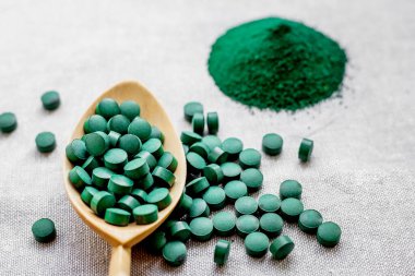 Greeodenn deniz yosunu spirulinası tabletlerde ve çuval bezinde pudra. Üst Manzara. Sebze proteini