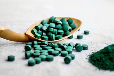 Greeodenn deniz yosunu spirulinası tabletlerde ve çuval bezinde pudra. Üst Manzara. Sebze proteini