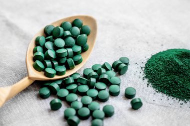 Greeodenn deniz yosunu spirulinası tabletlerde ve çuval bezinde pudra. Üst Manzara. Sebze proteini
