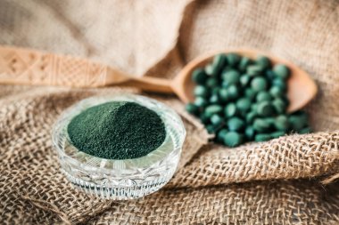 Greeodenn deniz yosunu spirulinası tabletlerde ve çuval bezinde pudra. Üst Manzara. Sebze proteini