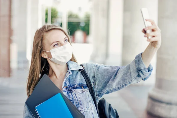 Biała Studentka Nosząca Maskę Medyczną Trzyma Rękach Teczki Notatniki Dzwoni — Zdjęcie stockowe