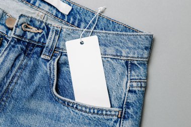Beyaz boş giyim etiketi, kottaki tasarım için boş model etiketi