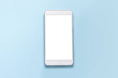 Beyaz ekranlı beyaz akıllı telefon, mavi arka plan modelinin üzerindeydi. en üstteki görünüm