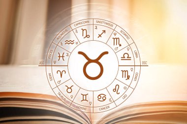 Açık bir kitabın arka planına karşı Zodiac çemberi. Zodiac 'ın işaretleri için astronomik tahminler. Taurus işaretinin karakteristik özellikleri. Astroloji, ezoterizm, gizli bilim