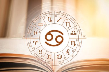 Zodiac çemberi, açık bir kitabın arka planına karşı kanser işareti. Zodiac 'ın işaretleri için astronomik tahminler. İşaret kanserinin özellikleri. Astroloji, ezoterizm, gizli bilim