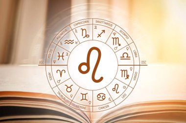 Zodyak çemberi, açık bir kitabın arka planına karşı Leo işareti. Zodiac 'ın işaretleri için astronomik tahminler. Aslan burcunun özellikleri. Astroloji, ezoterizm, gizli bilim