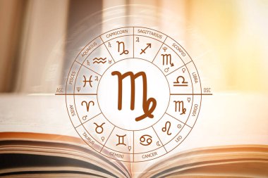 Zodiac çemberi, başak işaretli açık bir kitabın arka planına karşı. Zodiac 'ın işaretleri için astronomik tahminler. Başak burcunun özellikleri. Astroloji, ezoterizm, gizli bilim