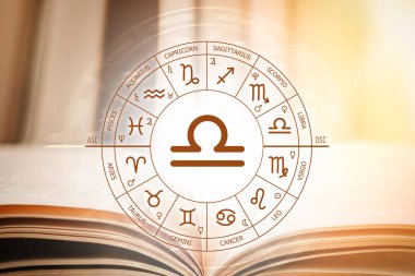 Zodyak çemberi açık bir kitabın arka planına karşı terazi işareti. Zodiac 'ın işaretleri için astronomik tahminler. Terazi burcunun özellikleri. Astroloji, ezoterizm, gizli bilim