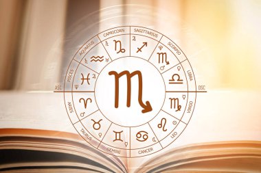 Akrep burcuyla açık bir kitabın arka planında Zodiac çemberi. Zodiac 'ın işaretleri için astronomik tahminler. Akrep burcunun özellikleri. Astroloji, ezoterizm, gizli bilim