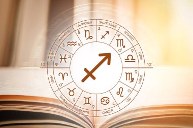 Zodiac çemberi, açık bir kitabın arka planında Yay burcuyla birlikte. Zodiac 'ın işaretleri için astronomik tahminler. Yay burcunun karakteristik özellikleri. Astroloji, ezoterizm, gizli bilim