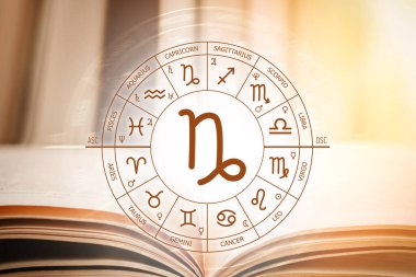 Zodiac çemberi, açık bir kitabın arka planında Yay burcuyla birlikte. Zodiac 'ın işaretleri için astronomik tahminler. Yay burcunun karakteristik özellikleri. Astroloji, ezoterizm, gizli bilim