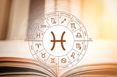 Zodyak çemberi, açık bir kitabın arka planında Balık burcuyla birlikte. Zodiac 'ın işaretleri için astronomik tahminler. İşaret akvaryumunun özellikleri. Astroloji, ezoterizm, gizli bilim