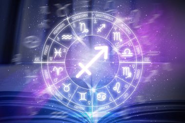 Yay burcu burcu. Soyut gece gökyüzü arkaplanı. Mavi uzay arka planında yay ikonu. Uzayın koyu mavi arka planında Zodiac çemberi. Astroloji. Kozmogram. Zodyak 'ın on iki işareti