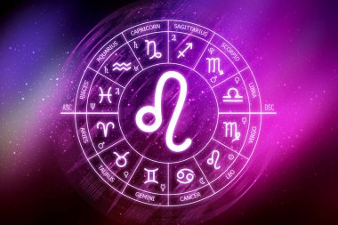 Leo burcu. Mavi uzay arka planında Leo simgesi. Uzayın koyu mavi arka planında Zodiac çemberi. Astroloji. Kozmogram. Zodyak 'ın on iki işareti