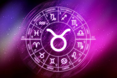 Boğa burcu işareti. Soyut gece gökyüzü arkaplanı. Mavi uzay arka planında Taurus simgesi. Uzayın koyu mavi arka planında Zodiac çemberi. Astroloji. Kozmogram. Zodyak 'ın on iki işareti