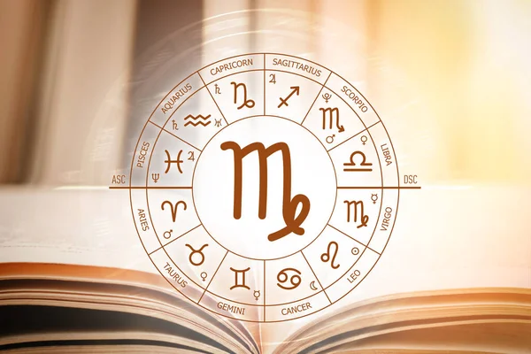 Zodiac çemberi, başak işaretli açık bir kitabın arka planına karşı. Zodiac 'ın işaretleri için astronomik tahminler. Başak burcunun özellikleri. Astroloji, ezoterizm, gizli bilim