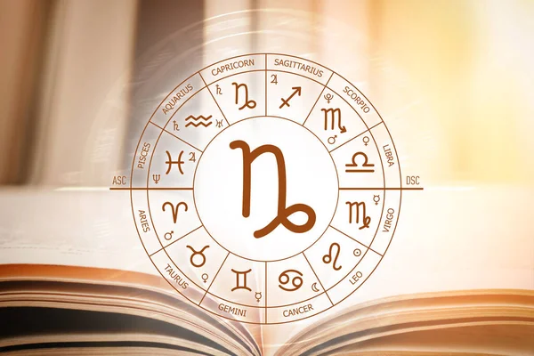 Zodiac çemberi, açık bir kitabın arka planında Yay burcuyla birlikte. Zodiac 'ın işaretleri için astronomik tahminler. Yay burcunun karakteristik özellikleri. Astroloji, ezoterizm, gizli bilim