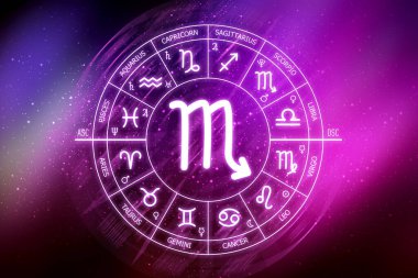 Akrep burcu. Mavi uzay arka planında Akrep simgesi. Uzayın koyu mavi arka planında Zodiac çemberi. Astroloji. Kozmogram. Zodyak 'ın on iki işareti