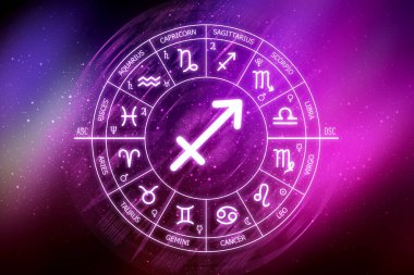 Yay burcu burcu. Mavi uzay arka planında yay ikonu. Uzayın koyu mavi arka planında Zodiac çemberi. Astroloji.