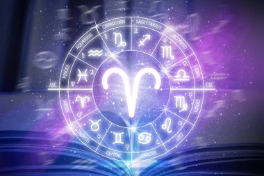 Koç burcu burcu. Soyut gece gökyüzü arkaplanı. Mavi uzay arka planında Koç simgesi. Uzayın koyu mavi arka planında Zodiac çemberi. Astroloji. Kozmogram. Zodyak 'ın on iki işareti