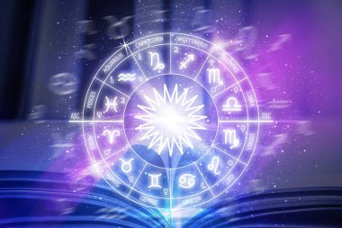 Uzayın arka planında Zodiac çemberi ve açık bir kitap. - Evet. Zodiac 'ın işaretleri için astronomik tahminler. Astroloji okulu. Zodiac işaretleri