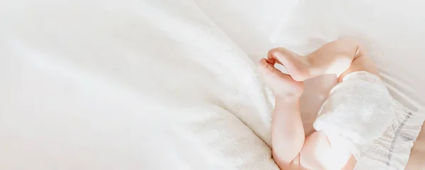 Bebê Uma Fralda Está Uma Cama Branca Cuidado Com Bebé — Fotografia de Stock