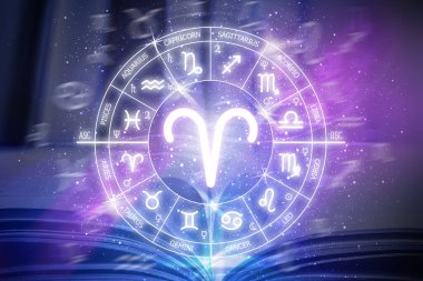 Koç burcu burcu. Soyut gece gökyüzü arkaplanı. Mavi uzay arka planında Koç simgesi. Uzayın koyu mavi arka planında Zodiac çemberi. Astroloji. Kozmogram. Zodyak 'ın on iki işareti