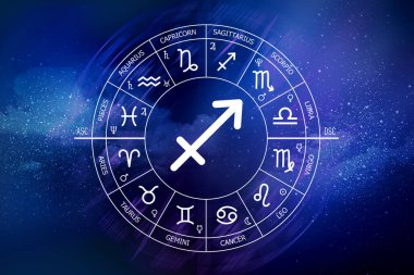 Yay burcu burcu. Soyut gece gökyüzü arkaplanı. Mavi uzay arka planında yay ikonu. Uzayın koyu mavi arka planında Zodiac çemberi. Astroloji. Kozmogram