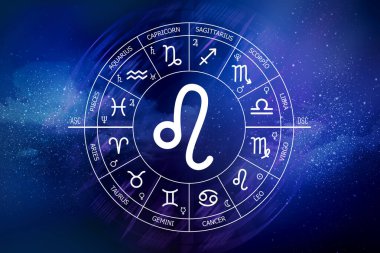 Leo burcu. Soyut gece gökyüzü arkaplanı. Mavi uzay arka planında Leo simgesi. Uzayın koyu mavi arka planında Zodiac çemberi. Astroloji. Kozmogram. Zodyak 'ın on iki işareti