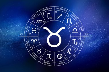 Boğa burcu işareti. Soyut gece gökyüzü arkaplanı. Mavi uzay arka planında Taurus simgesi. Uzayın koyu mavi arka planında Zodiac çemberi. Astroloji. Kozmogram. Zodyak 'ın on iki işareti