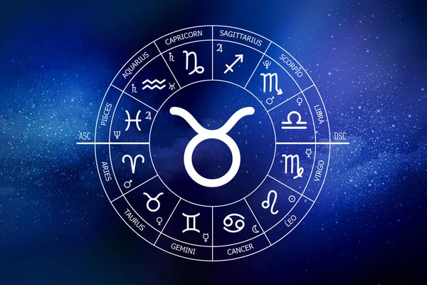 Boğa burcu işareti. Soyut gece gökyüzü arkaplanı. Mavi uzay arka planında Taurus simgesi. Uzayın koyu mavi arka planında Zodiac çemberi. Astroloji. Kozmogram. Zodyak 'ın on iki işareti