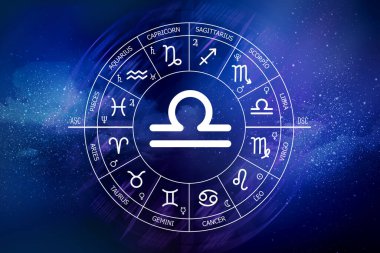 Terazi burcu burcu. Soyut gece gökyüzü arkaplanı. Mavi uzay arka planında terazi simgesi. Uzayın koyu mavi arka planında Zodiac çemberi. Astroloji. Kozmogram. Zodyak 'ın on iki işareti