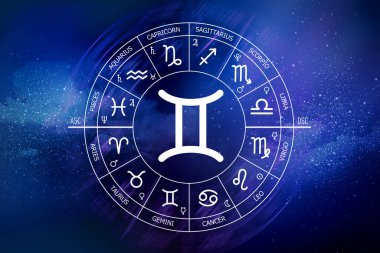 Gemini burcu. Soyut gece gökyüzü arkaplanı. Mavi uzay arka planında ikizler simgesi. Uzayın koyu mavi arka planında Zodiac çemberi. Astroloji. Kozmogram. Zodyak 'ın on iki işareti