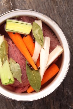 çiğ et, baharatlar ve sebzeler ile pota.