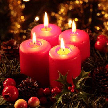 advent çelenk dört yanan mum yakın çekim