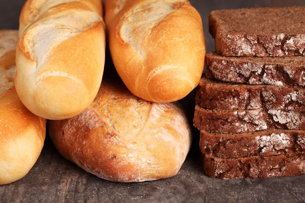 Roggenbrot und Baguette — Stockfoto