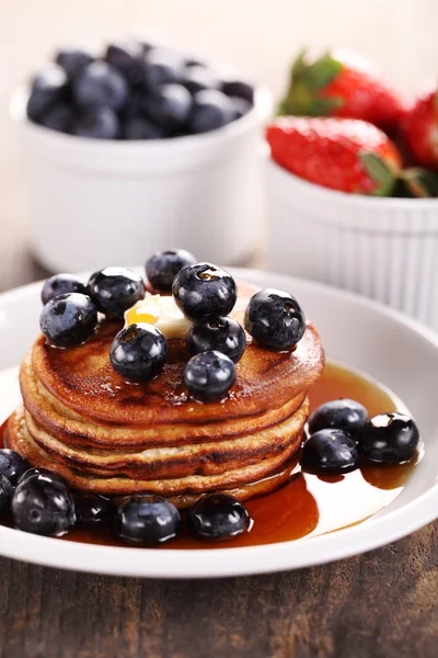 Placa con panqueques y frutas frescas —  Fotos de Stock