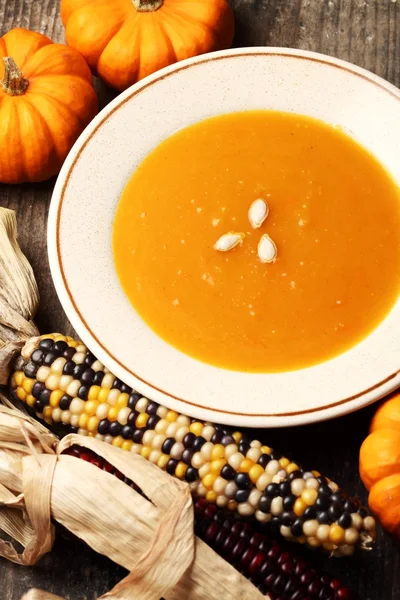 Гарбузовий суп і осінні фрукти на столі — стокове фото